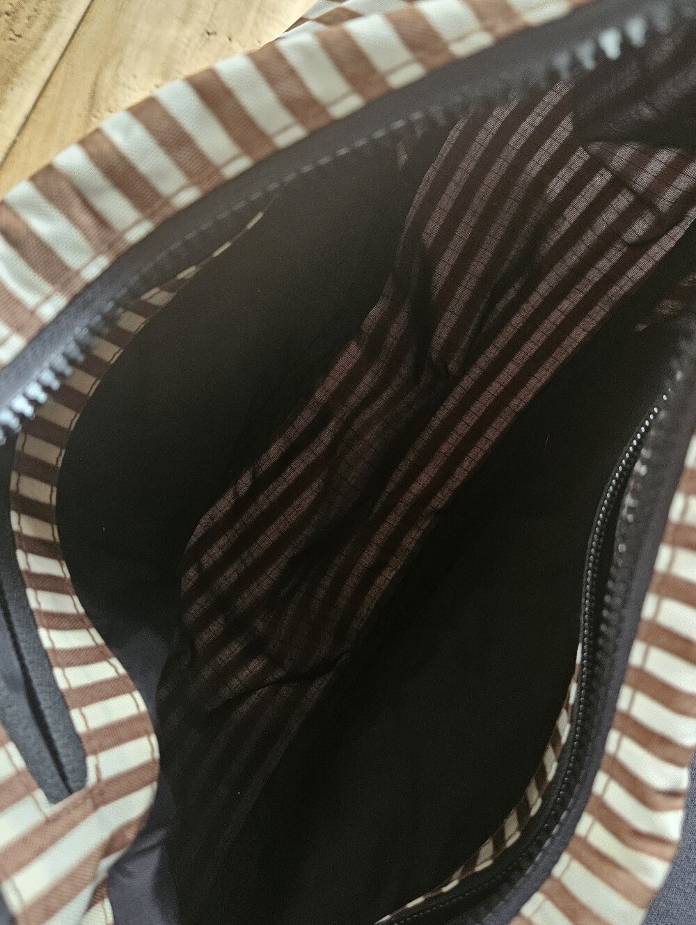 HTF Baggu Brown Stripe Medium Crescent Bag - Picture 4 of 7